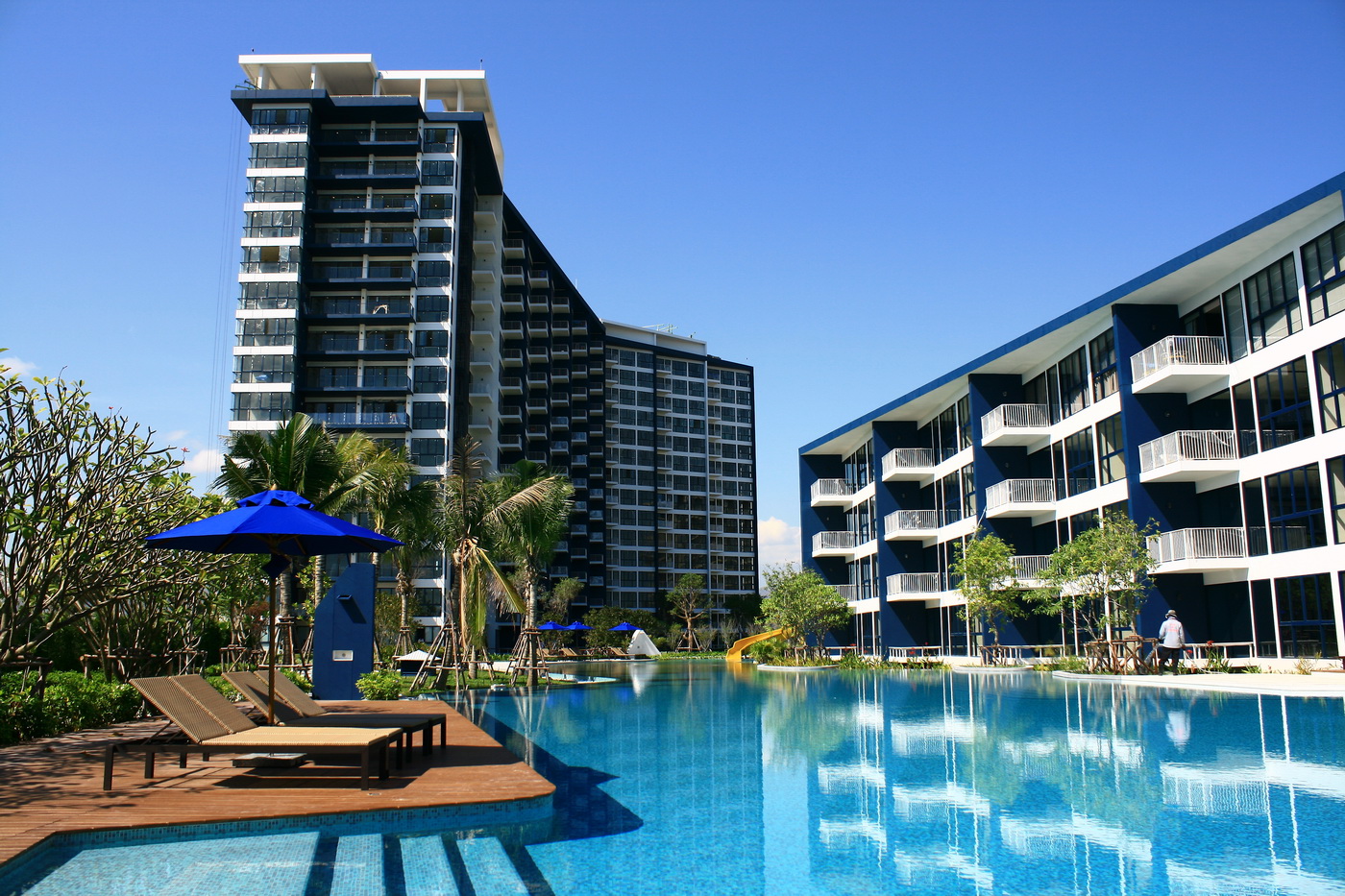 Baan Thew Talay Blue Sapphire 3